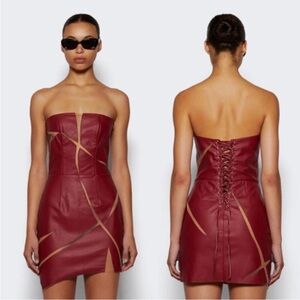 Di petsa strapless Burgundy Faux Leather Mini Dress with Lace-Up Back